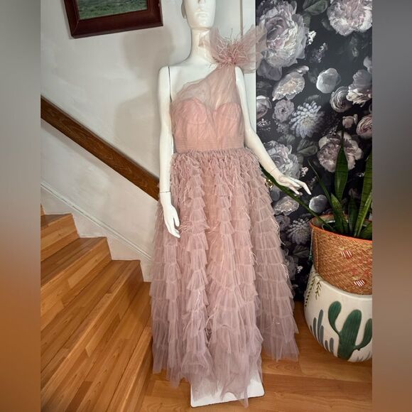 Mac Duggal One Shoulder Faux BowFeatherTiered
A Line Gown /size 10 - Picture 5 of 10